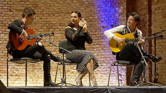 Alexander Kilian und Jan Pascal  mit der aus Sevilla stammenden Flamencotänzerin Azucena Rubio (©Foto: Martin Schmitz)